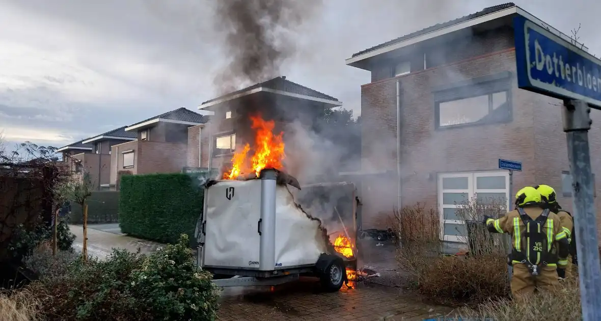 Aanhanger volledig in lichterlaaie - Foto 1