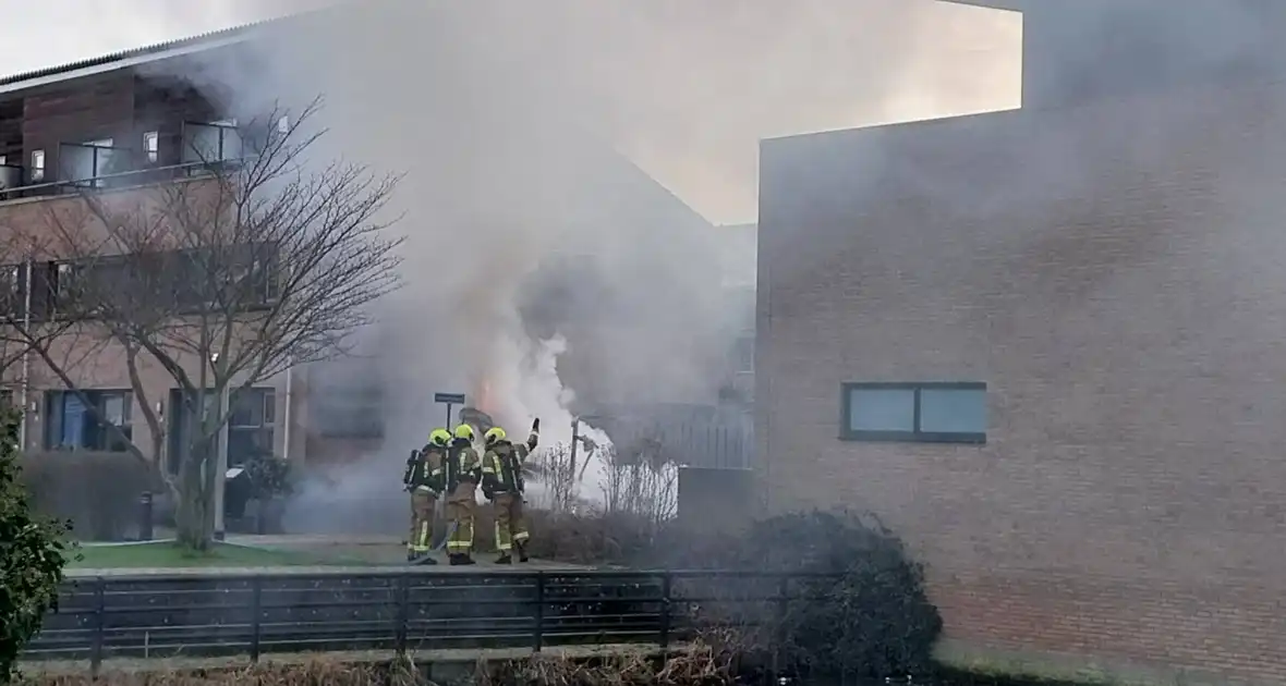 Aanhanger volledig in lichterlaaie - Foto 2