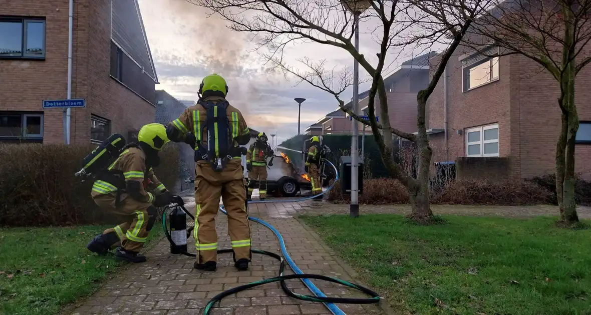 Aanhanger volledig in lichterlaaie - Foto 4