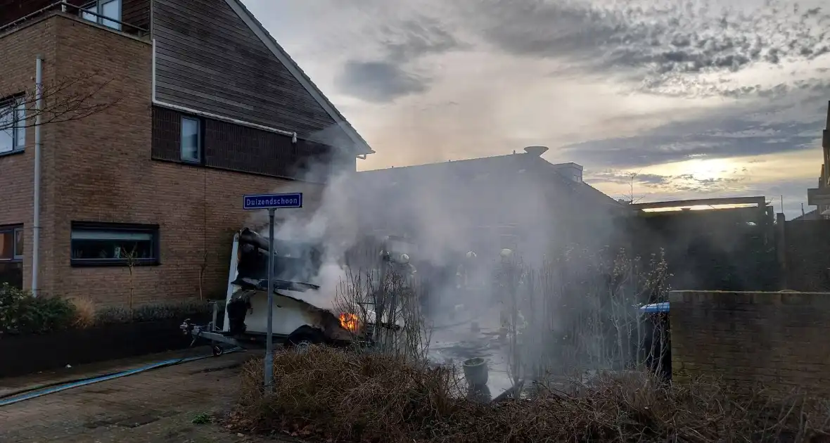 Aanhanger volledig in lichterlaaie - Foto 6