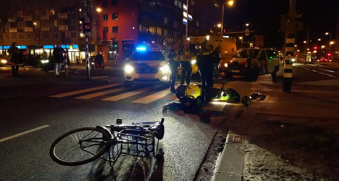 Fietser en scooterrijder komen hard ten val na botsing