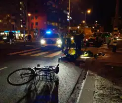 Fietser en scooterrijder komen hard ten val na botsing