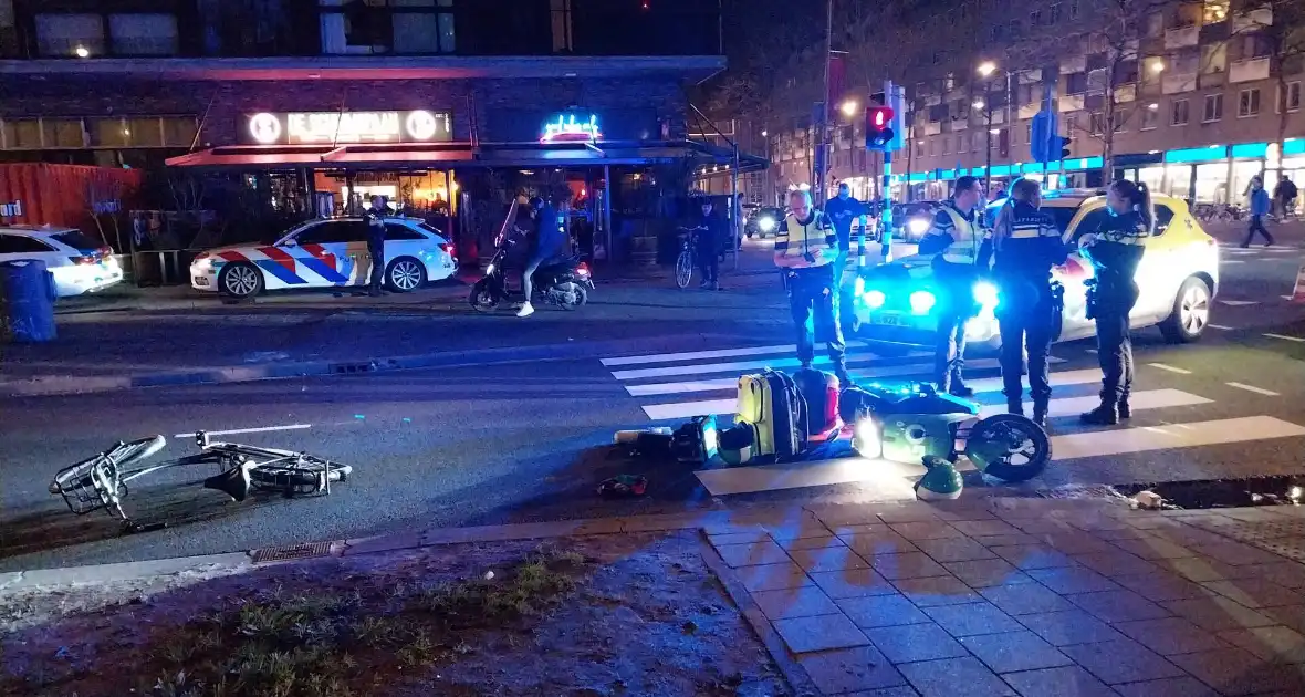 Fietser en scooterrijder komen hard ten val na botsing - Foto 1