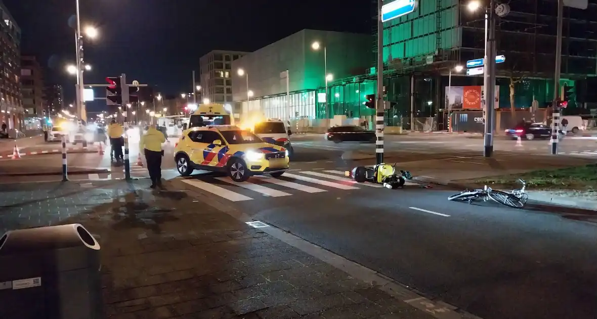 Fietser en scooterrijder komen hard ten val na botsing - Foto 5