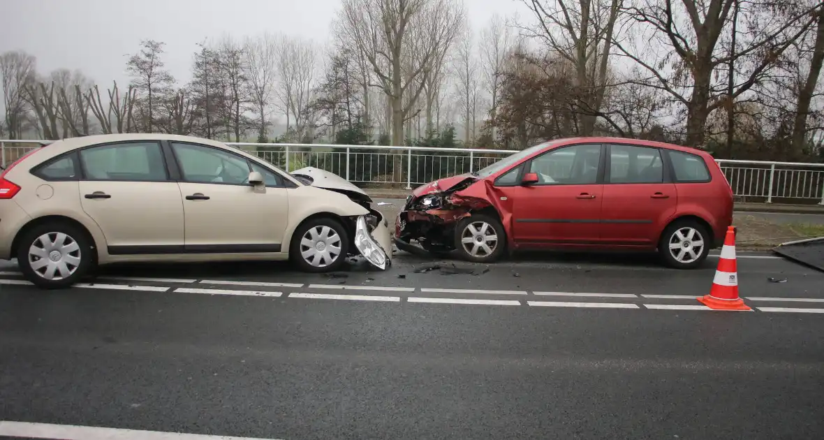 Veel bekeuringen bij frontale botsing - Foto 9