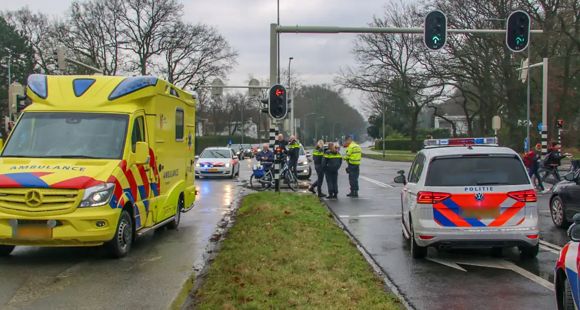 Fietser naar het ziekenhuis na aanrijding met auto