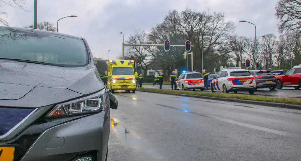 Fietser naar het ziekenhuis na aanrijding met auto - Foto 1