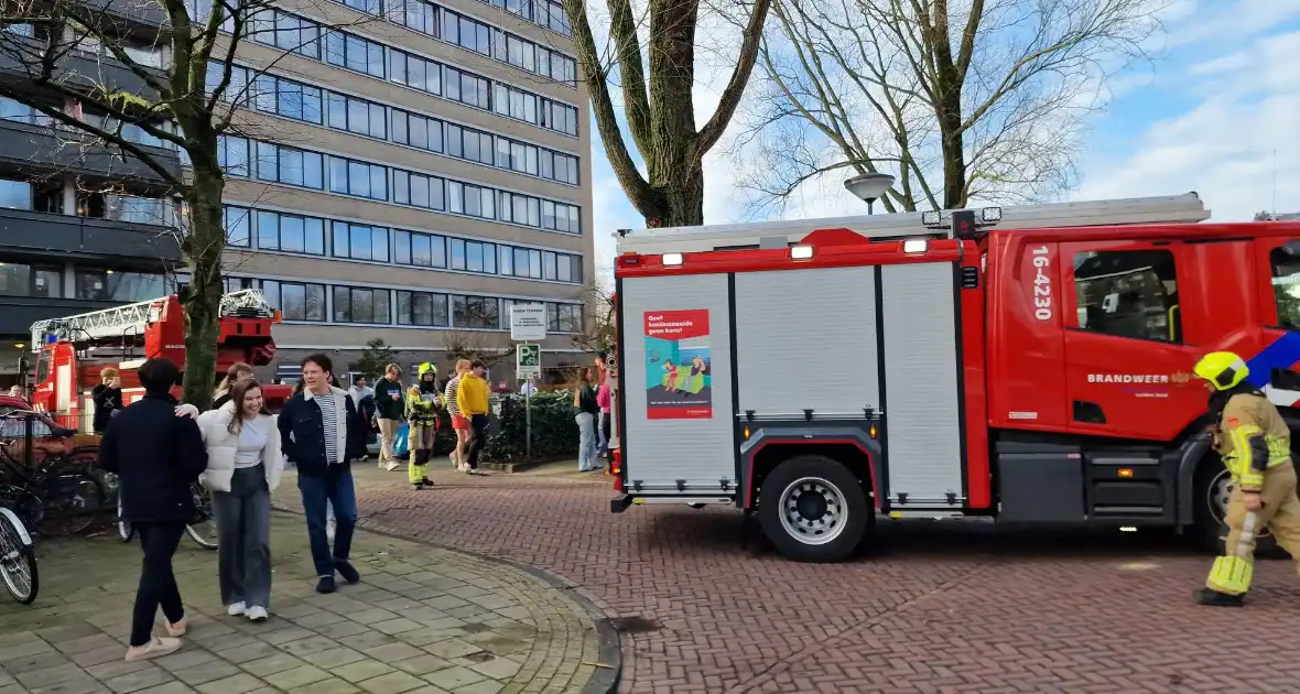 Flatgebouw ontruimd door brand