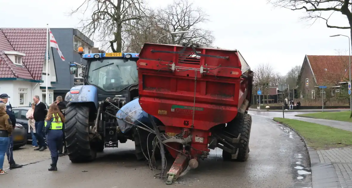 Tractor met aanhanger zorgen voor schade