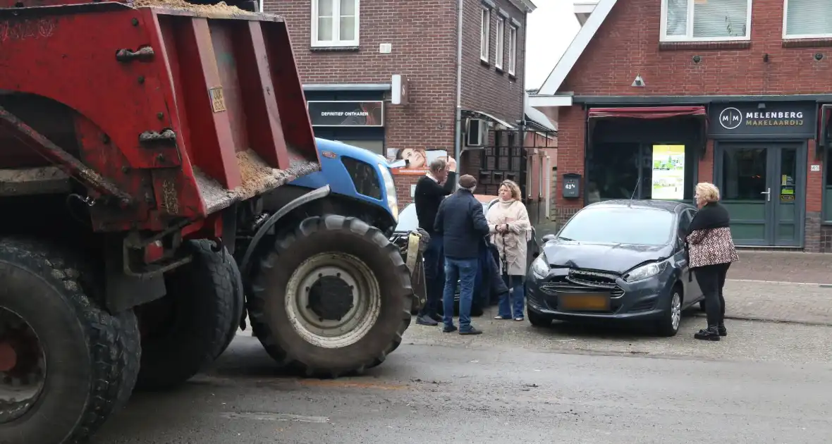 Tractor met aanhanger zorgen voor schade - Foto 1