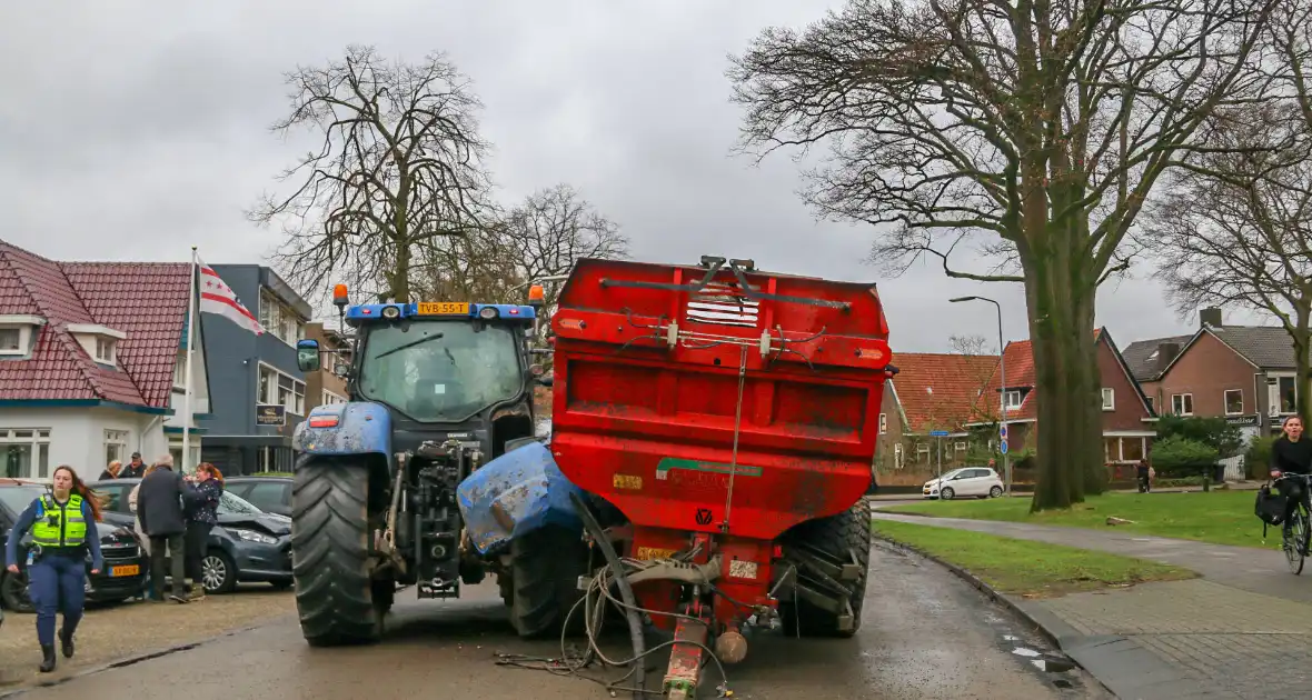 Tractor met aanhanger zorgen voor schade - Foto 3