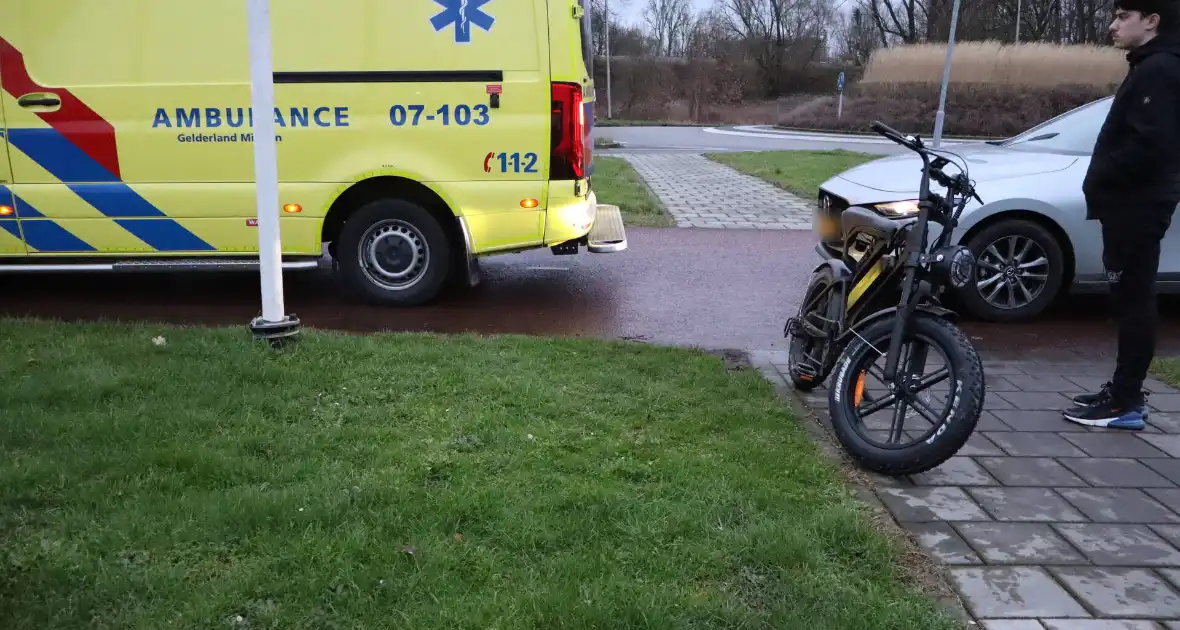 Persoon op fatbike aangereden op rotonde