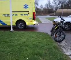 Persoon op fatbike aangereden op rotonde