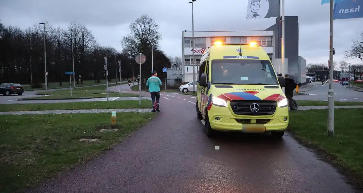 Persoon op fatbike aangereden op rotonde - Foto 1