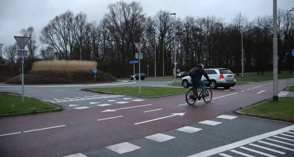 Persoon op fatbike aangereden op rotonde - Foto 2