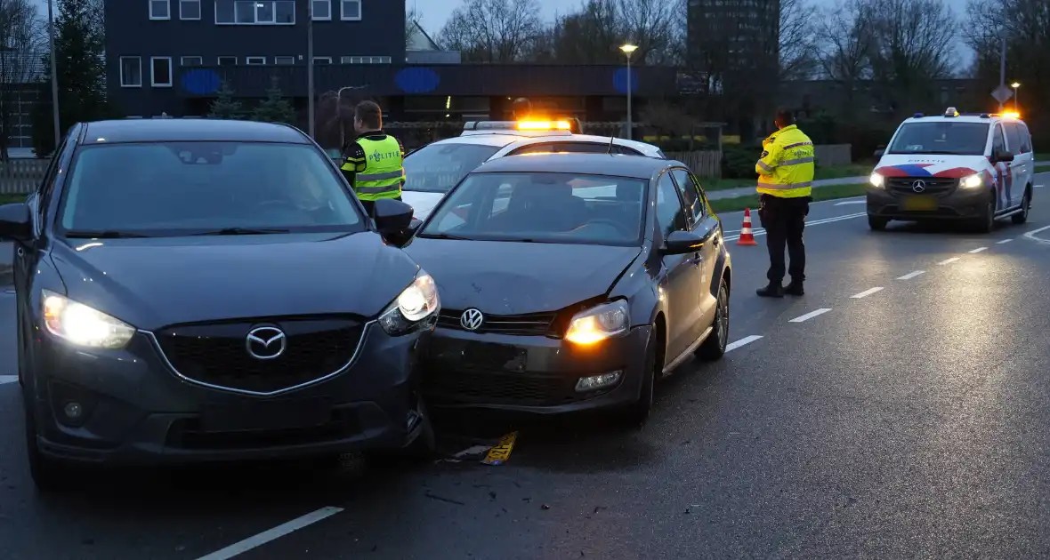 Auto's met elkaar in botsing midden op kruising in Assen