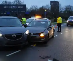 Auto's met elkaar in botsing midden op kruising in Assen