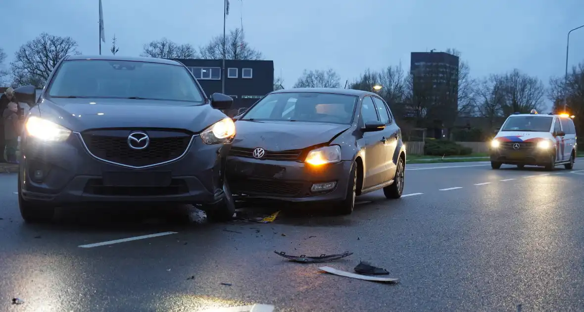 Auto's met elkaar in botsing midden op kruising in Assen - Foto 1