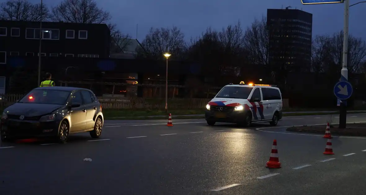 Auto's met elkaar in botsing midden op kruising in Assen - Foto 2