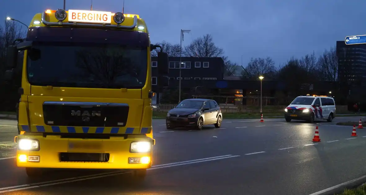 Auto's met elkaar in botsing midden op kruising in Assen - Foto 3