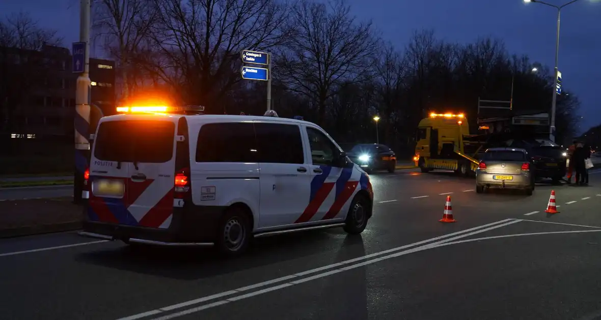 Auto's met elkaar in botsing midden op kruising in Assen - Foto 4