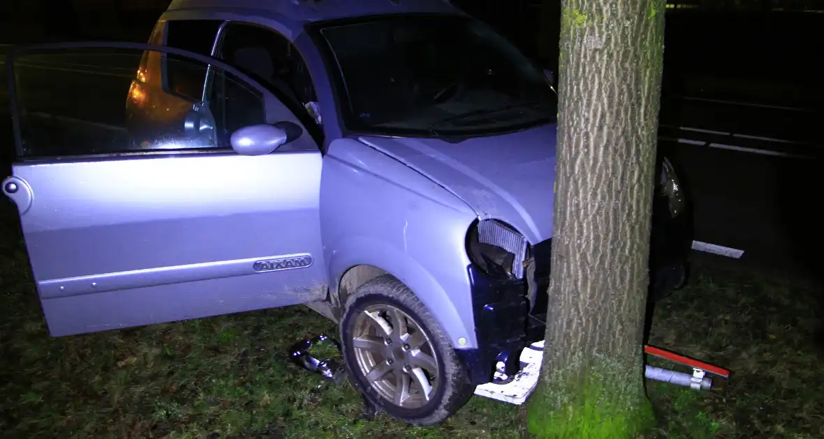 Brommobiel botst tegen verkeersbord en boom