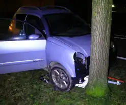 Brommobiel botst tegen verkeersbord en boom