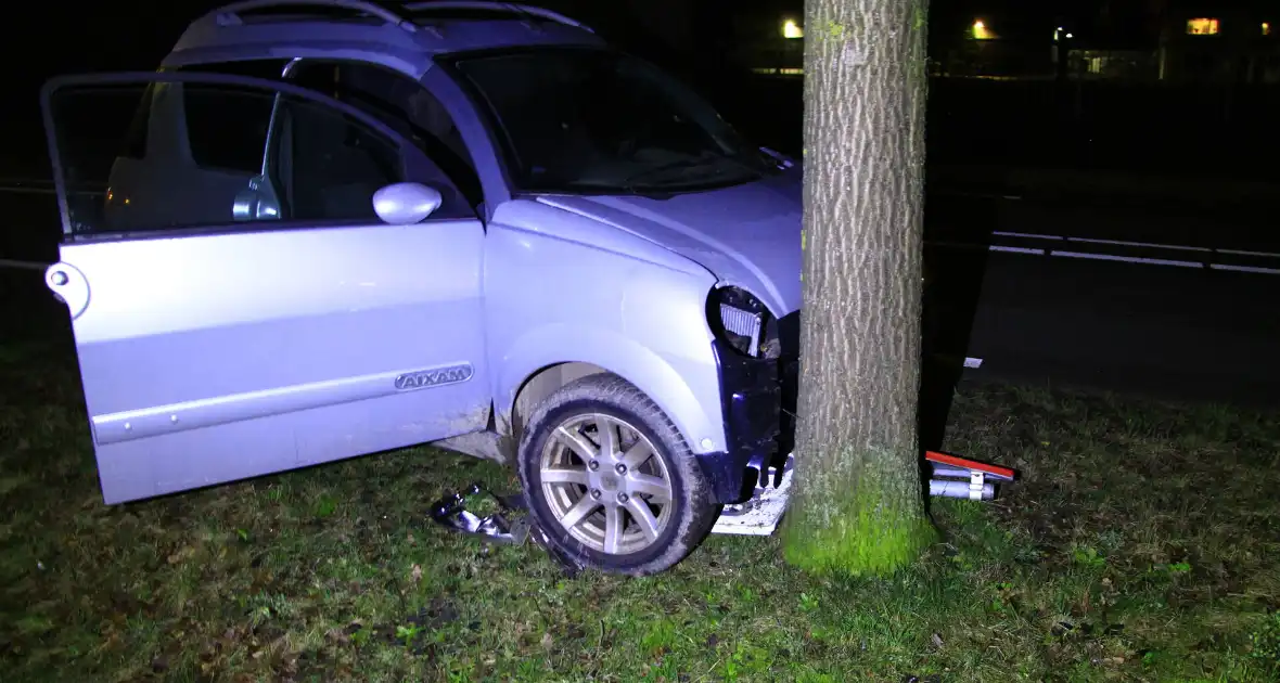 Brommobiel botst tegen verkeersbord en boom - Foto 1