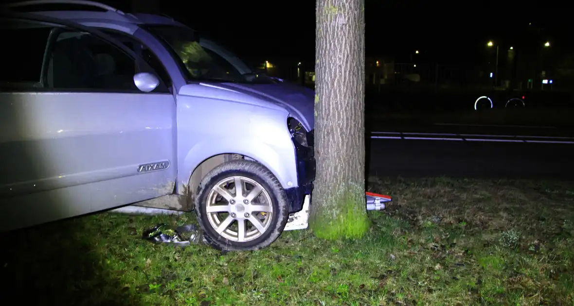 Brommobiel botst tegen verkeersbord en boom - Foto 2