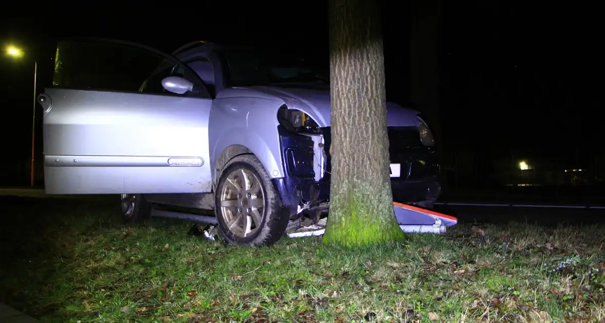 Brommobiel botst tegen verkeersbord en boom - Foto 3