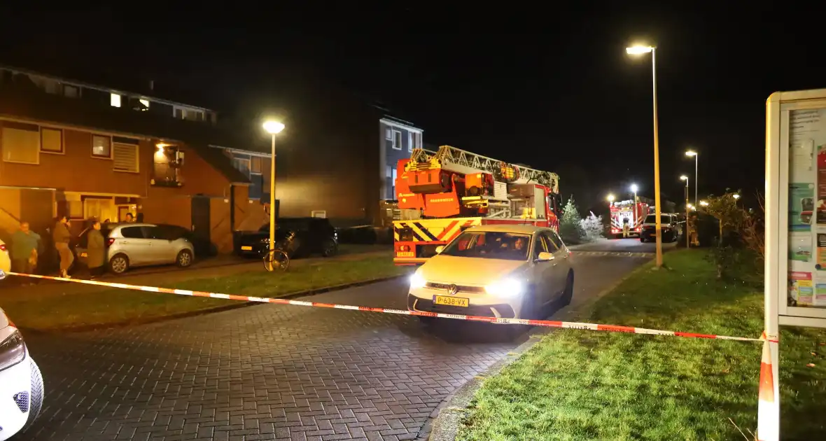 Brand bij deur van woning na explosie - Foto 4