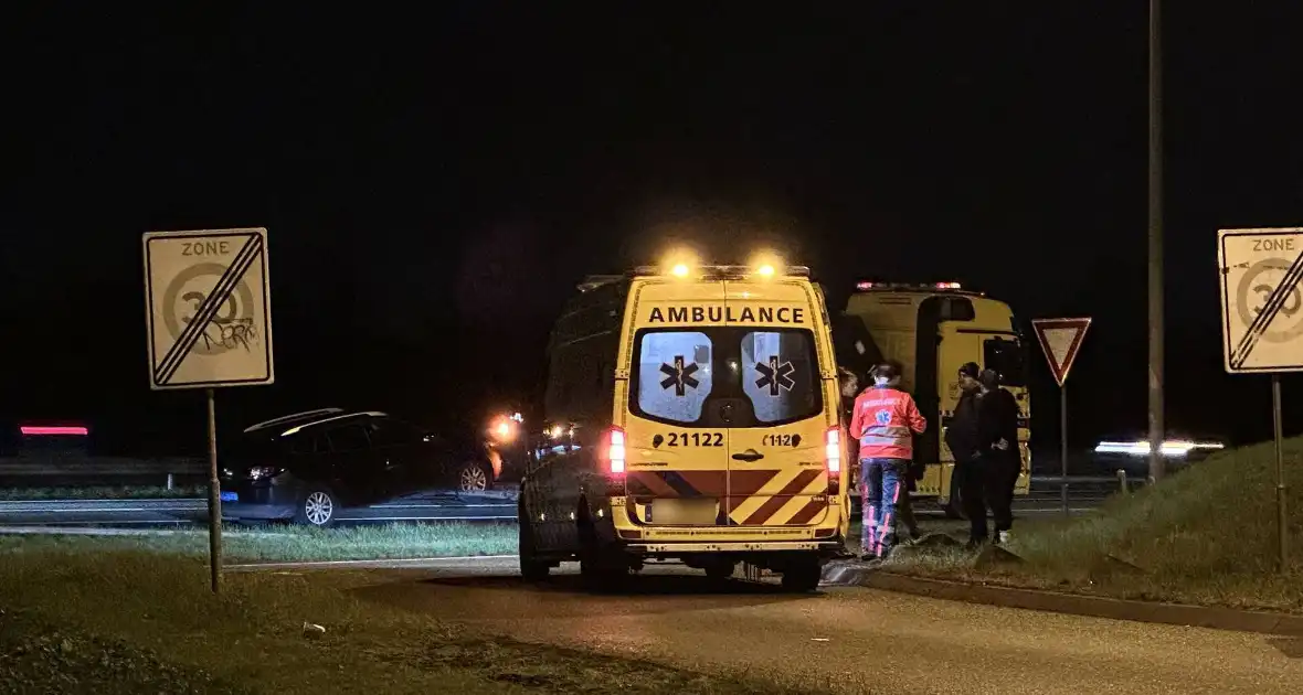 Taxi en personenwagen komen in botsing - Foto 1