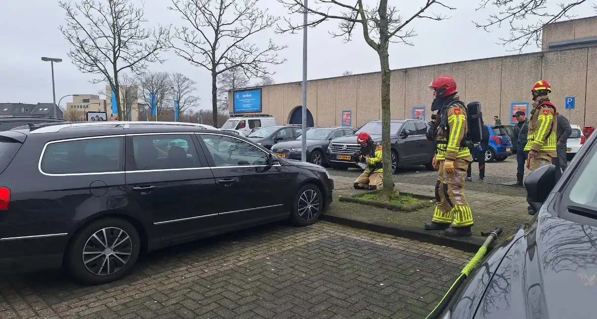 Brandweer ingezet voor rook onder motorkap - Foto 2