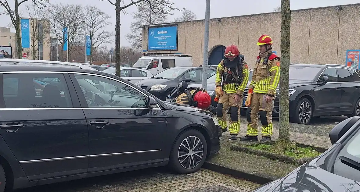 Brandweer ingezet voor rook onder motorkap - Foto 3