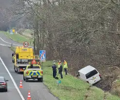 Bestelbus belandt in greppel naast snelweg