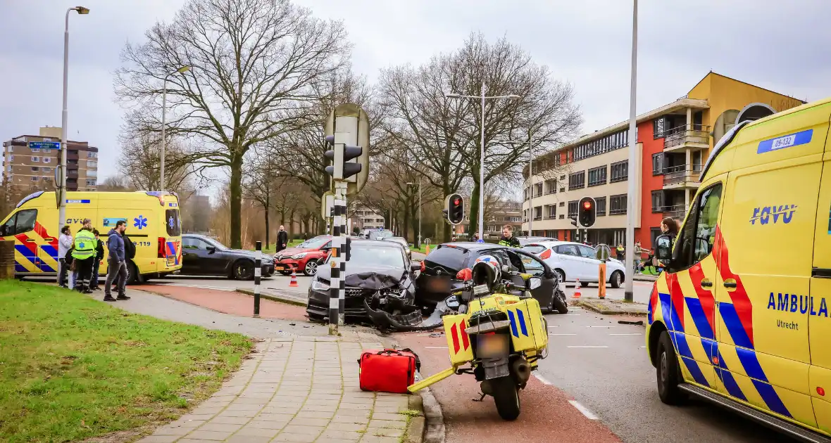 Enorme schade na frontale botsing op kruising