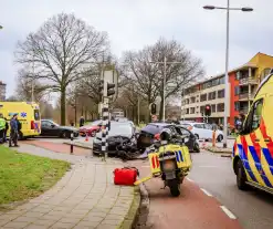 Gewonde en enorme schade na frontale botsing op kruising