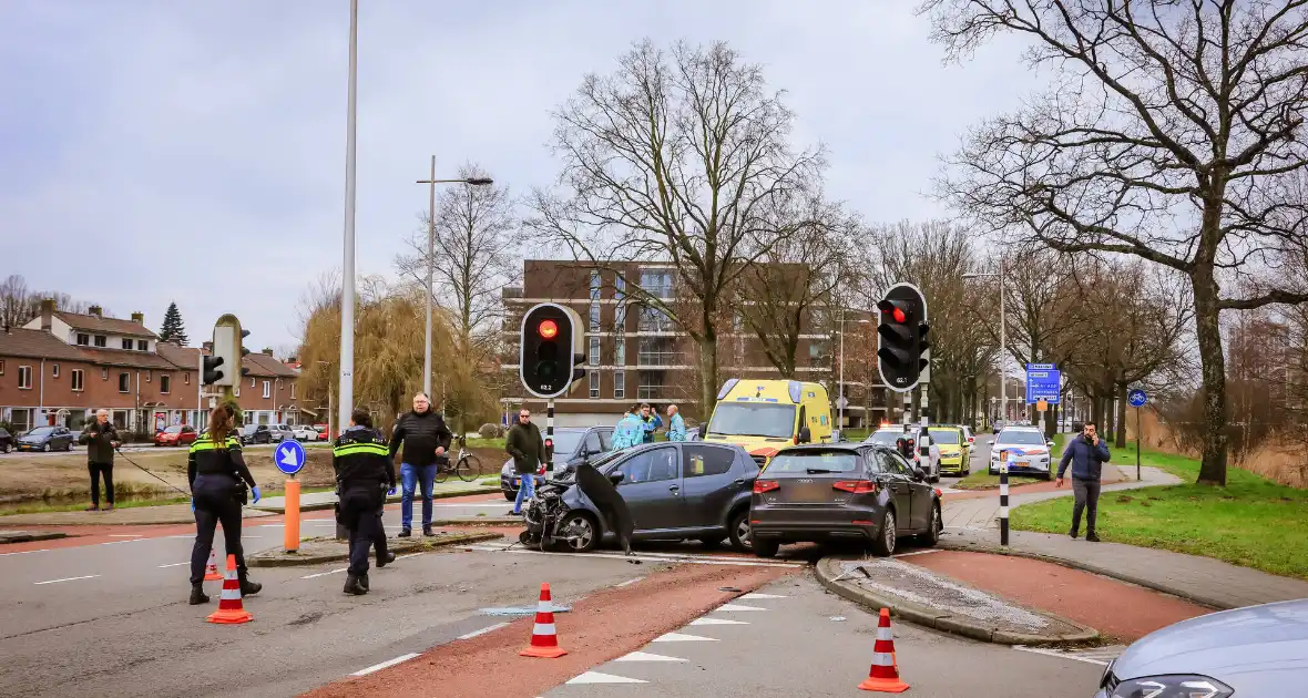 Enorme schade na frontale botsing op kruising - Foto 1