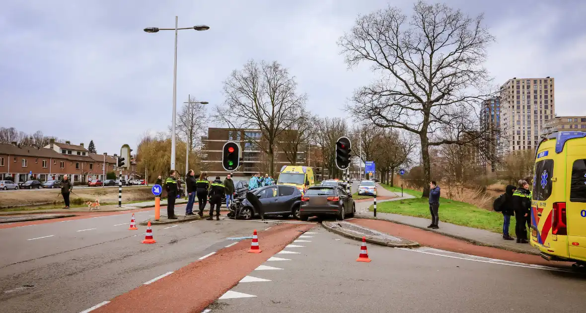 Enorme schade na frontale botsing op kruising - Foto 2