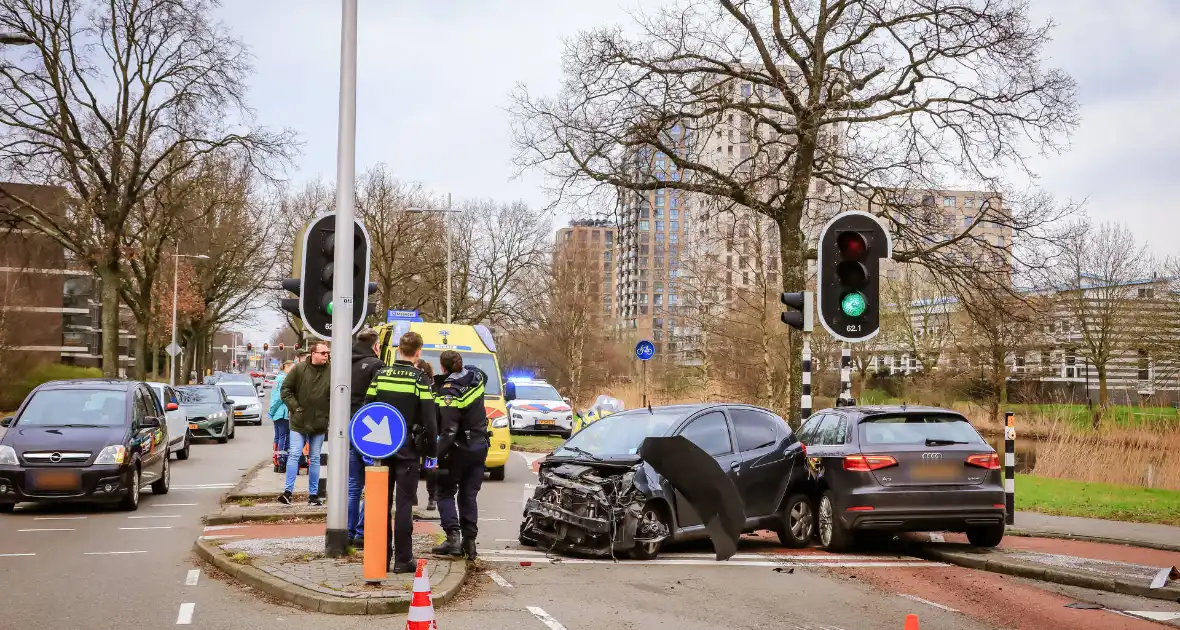 Enorme schade na frontale botsing op kruising - Foto 3