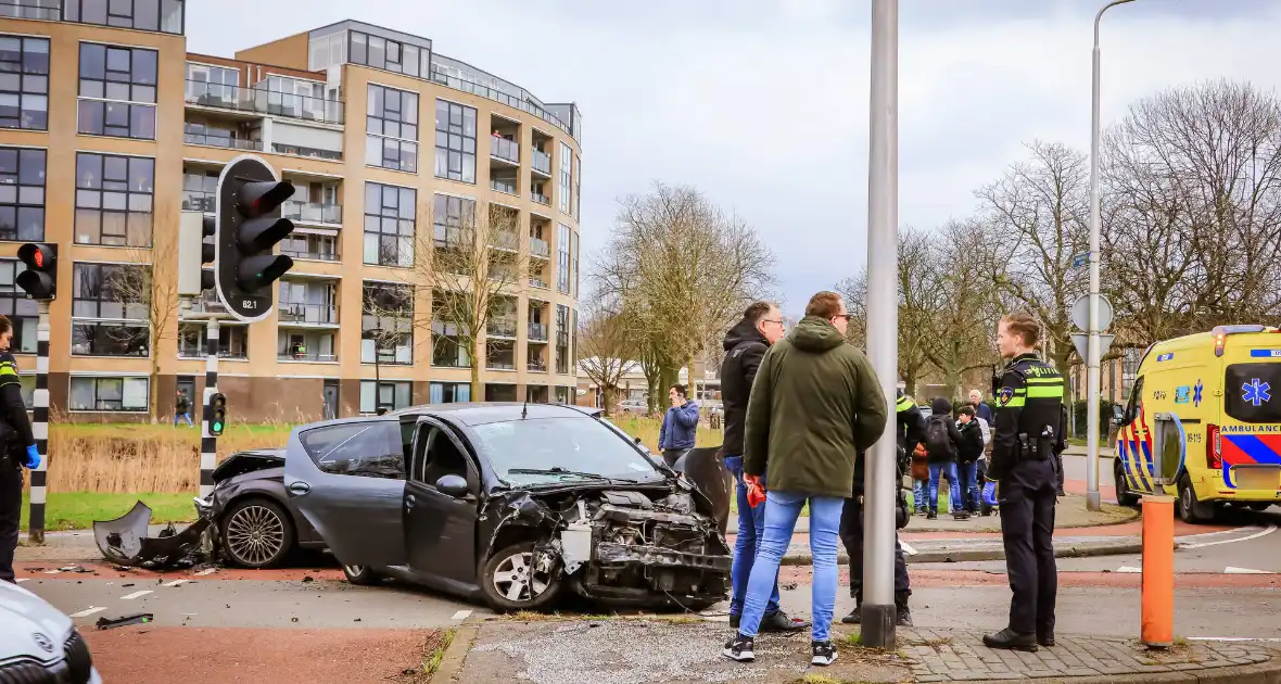 Enorme schade na frontale botsing op kruising - Foto 4