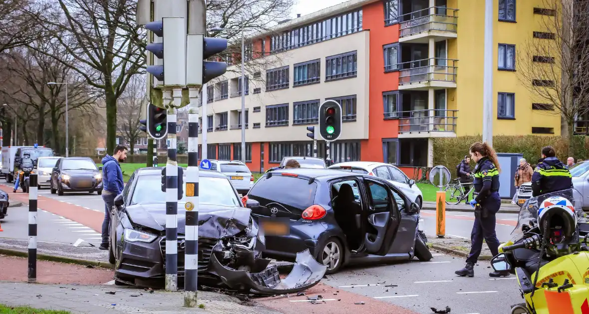 Enorme schade na frontale botsing op kruising - Foto 5