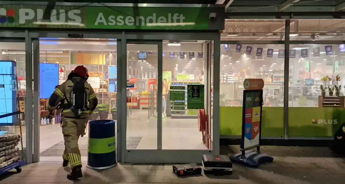 Hulpdiensten ingezet voor damp in supermarkt na springen van leiding - Foto 11