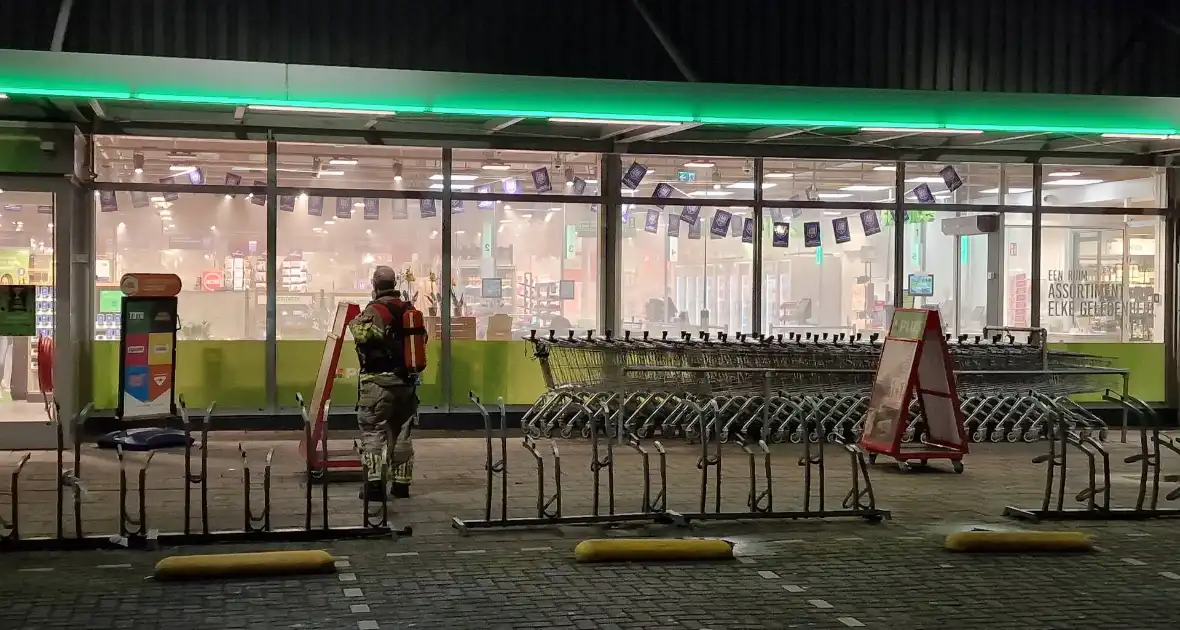Hulpdiensten ingezet voor damp in supermarkt na springen van leiding - Foto 4