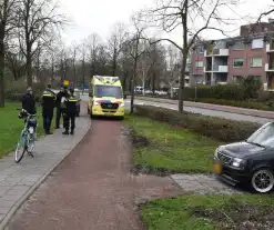 Fietser geschept door auto tijdens overteken