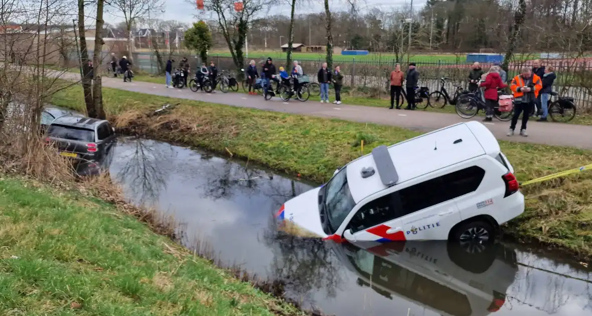 Politiewagen te water na vergeten handrem