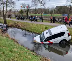 Politiewagen te water na vergeten handrem