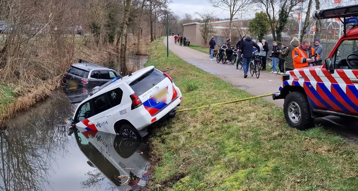 Politiewagen te water na vergeten handrem - Foto 1