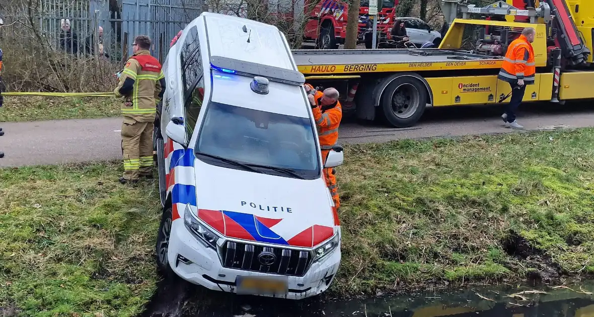Politiewagen te water na vergeten handrem - Foto 10