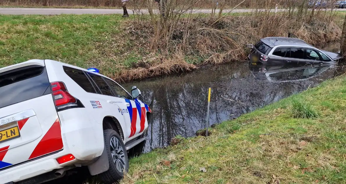 Politiewagen te water na vergeten handrem - Foto 2